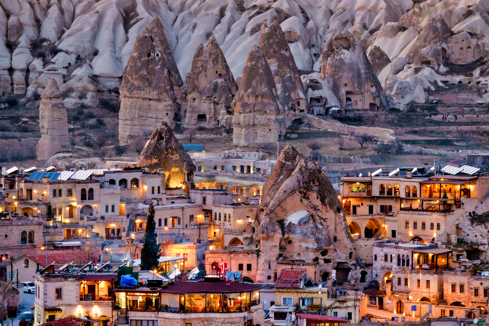 Pueblo cueva de Capadocia al atardecer
